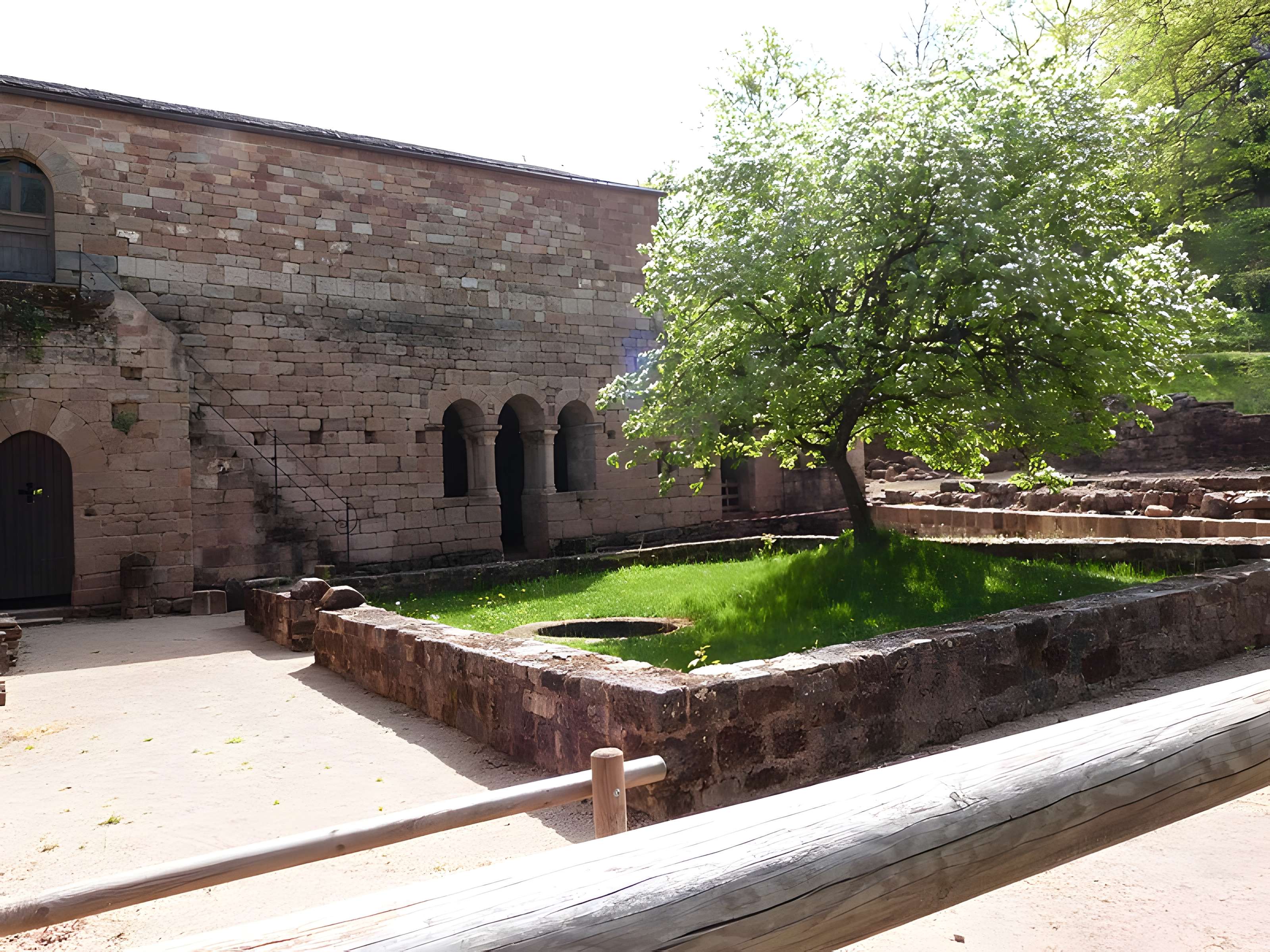 Ruines de l'ancien prieuré du Sauvage