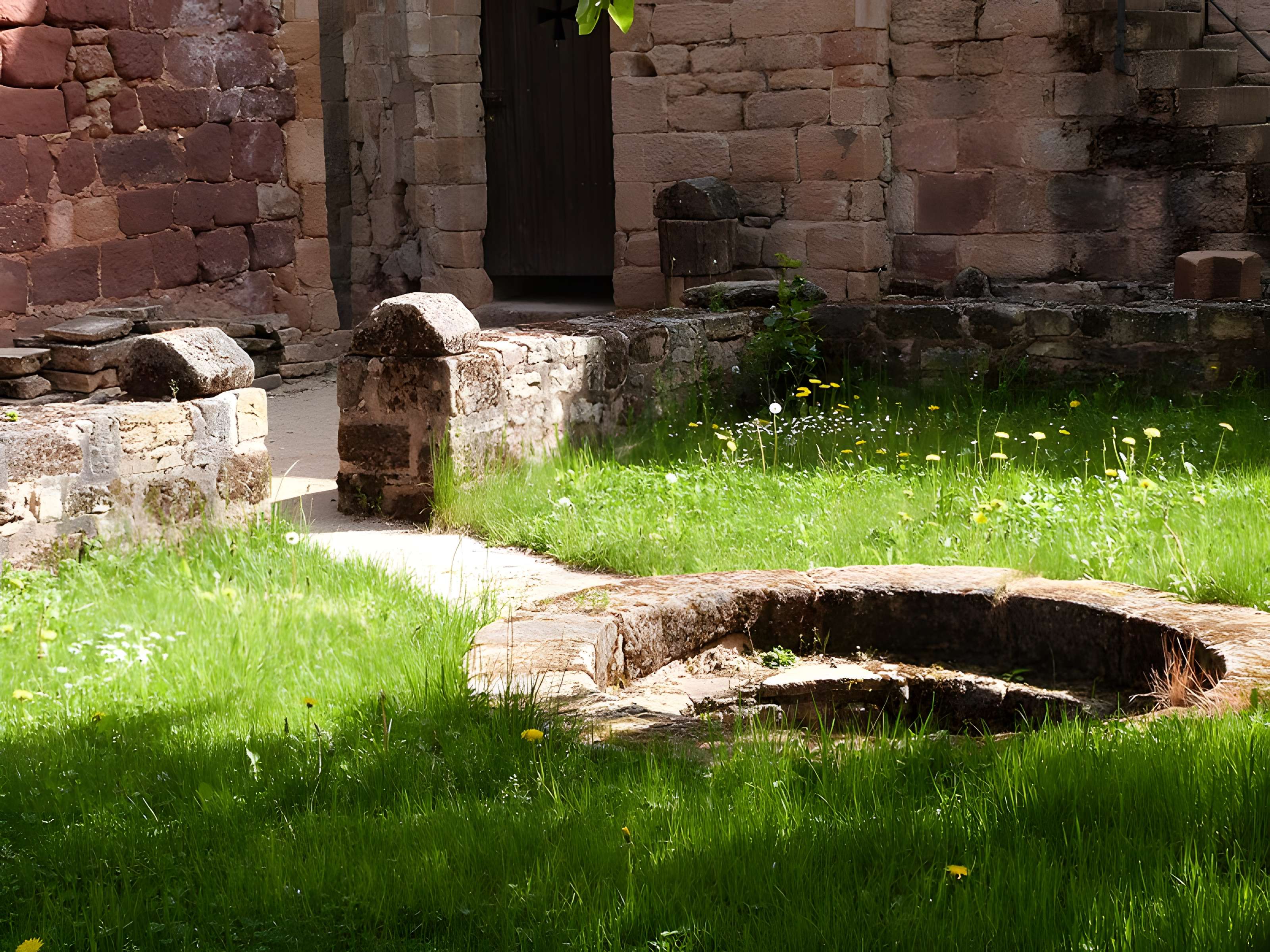 Ruines de l'ancien prieuré du Sauvage