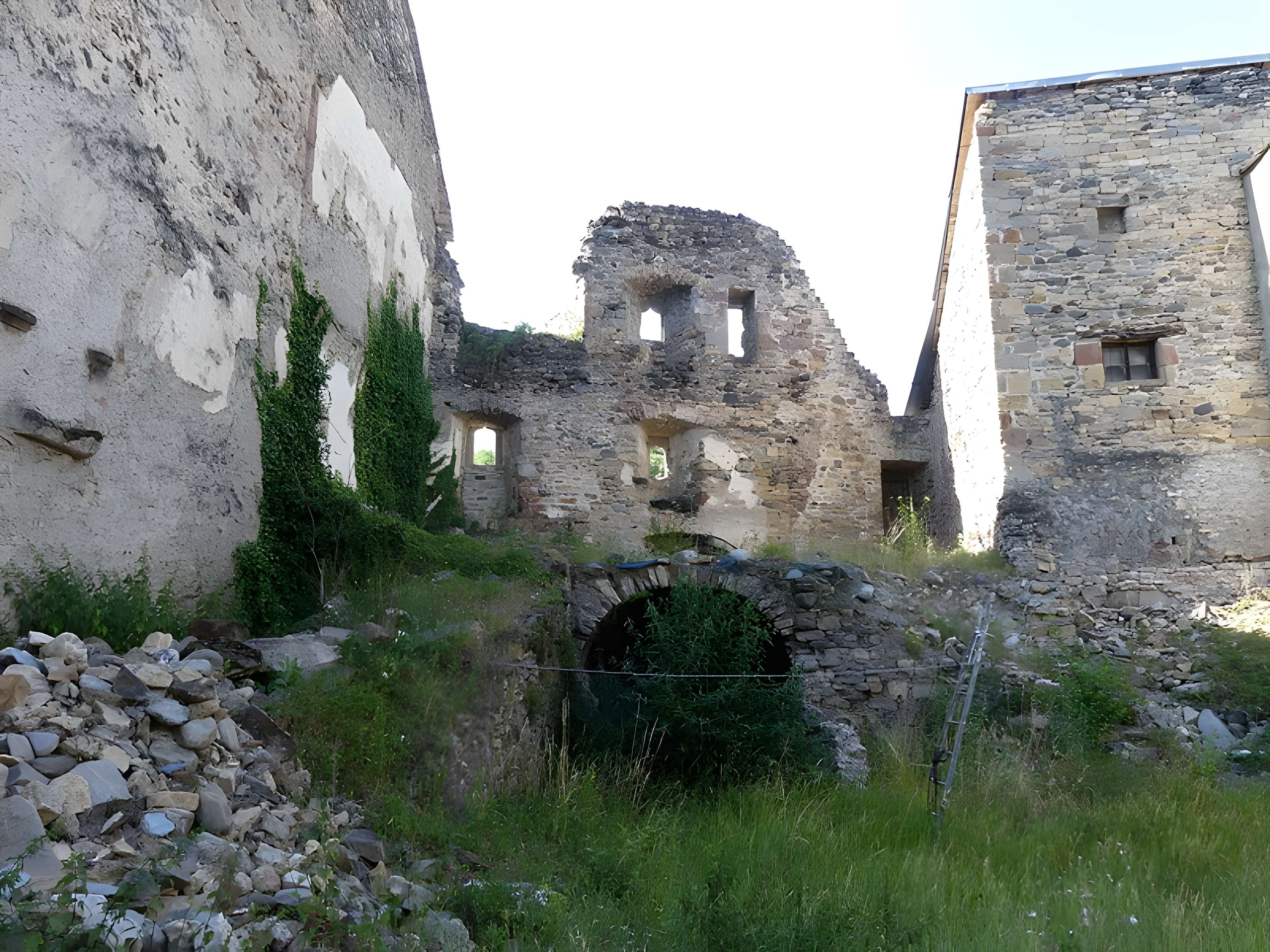 Enceinte fortifiée du village de Flaujac