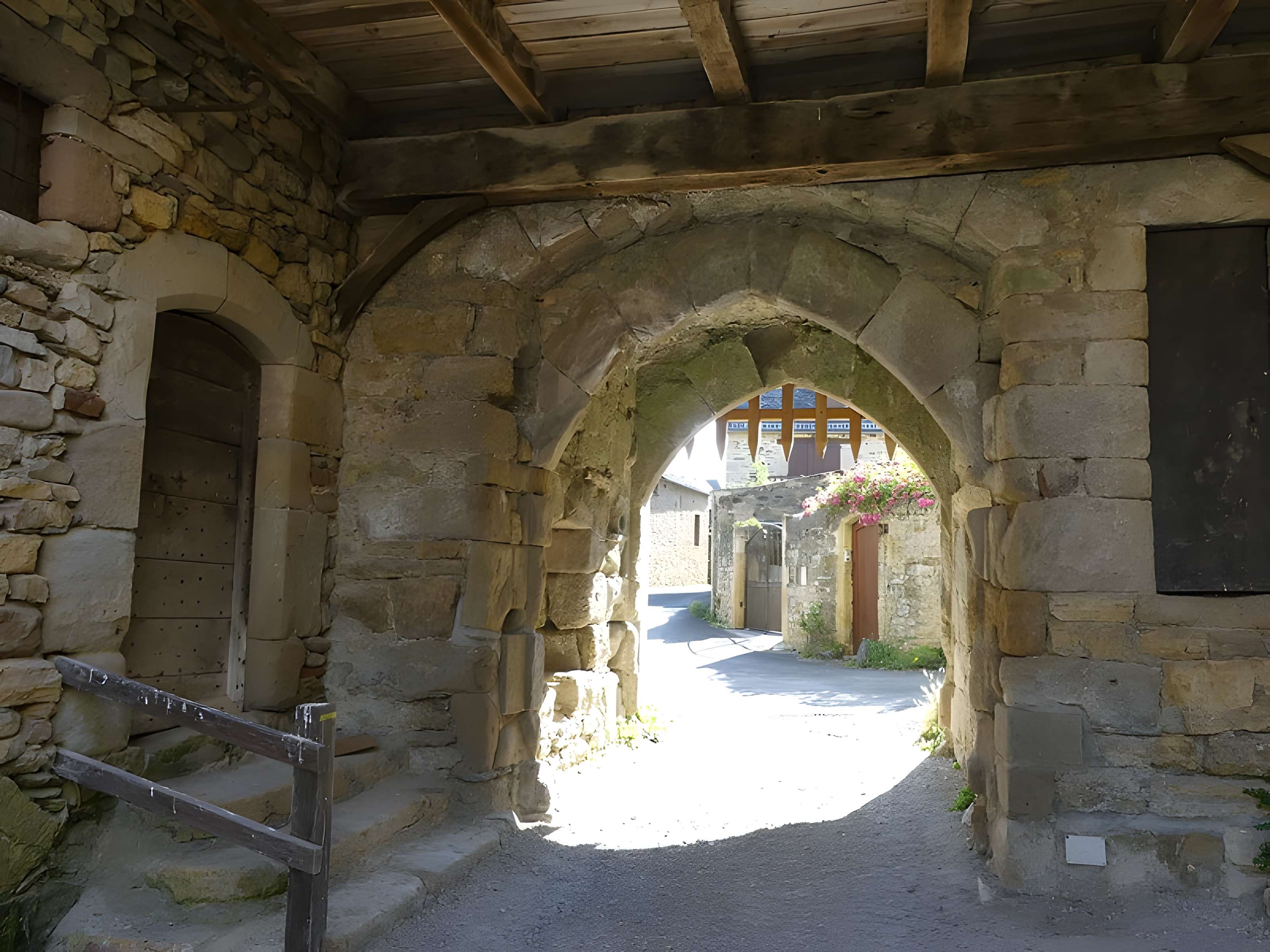 Enceinte fortifiée du village de Flaujac