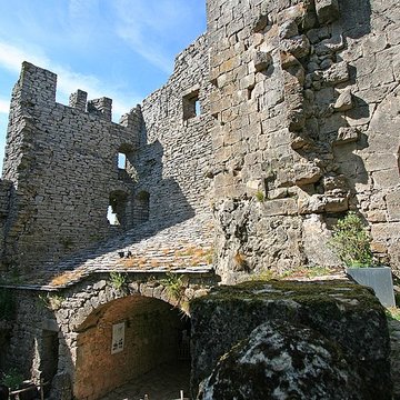 Donjon et les restes du château