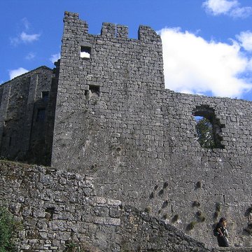 Donjon et les restes du château