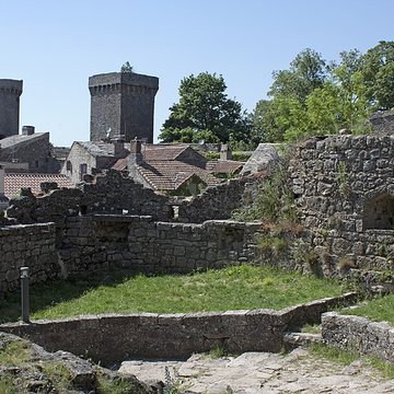 Donjon et les restes du château