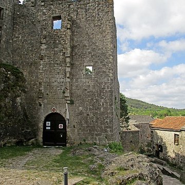 Donjon et les restes du château