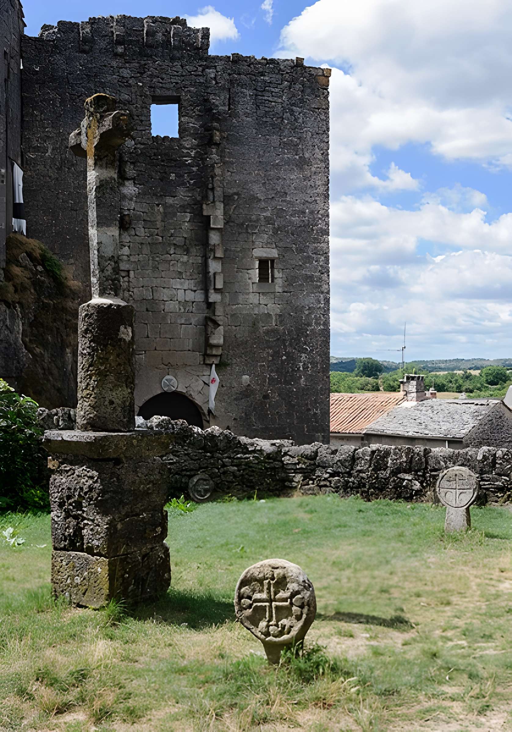 Donjon et les restes du château
