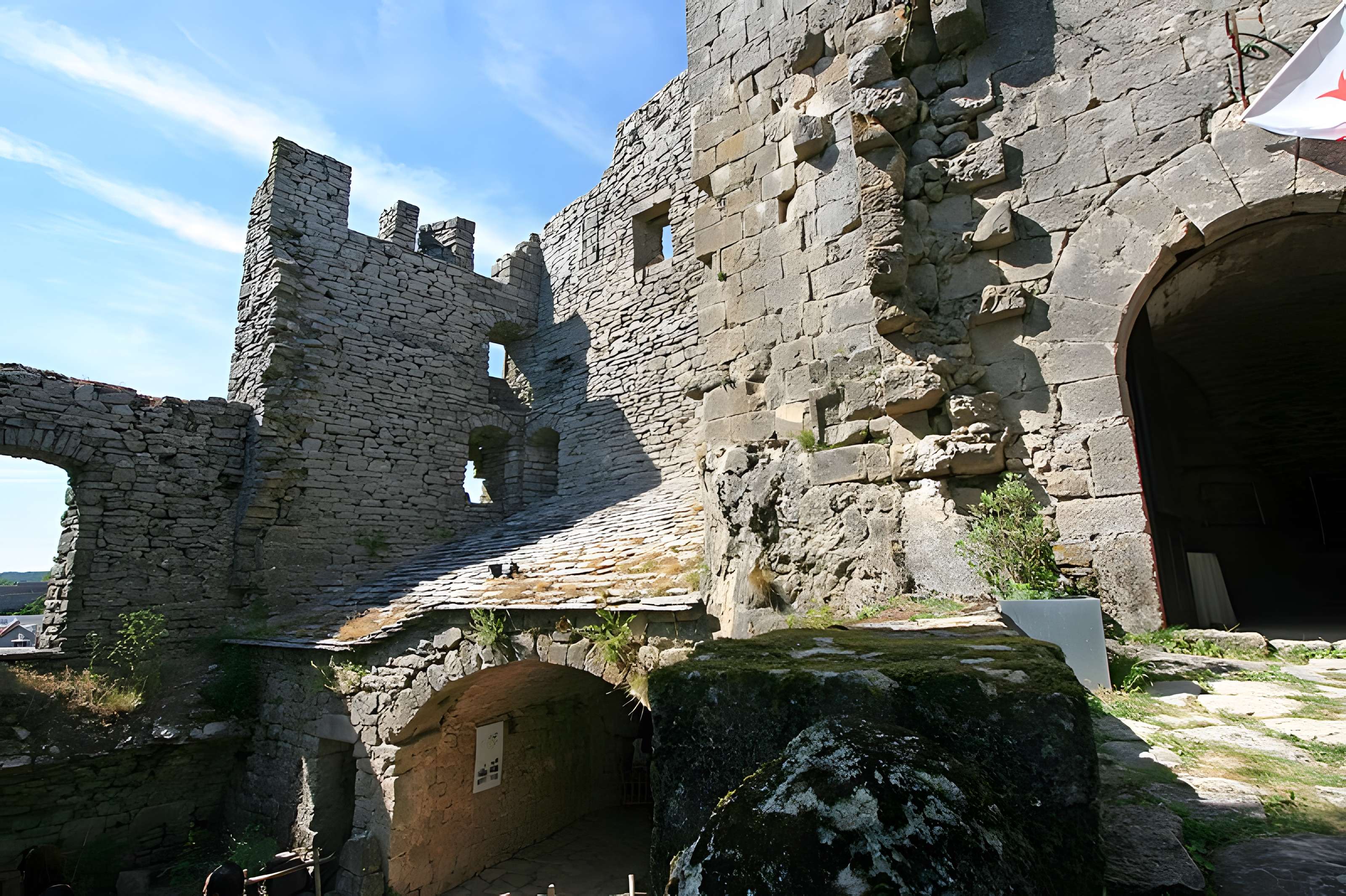 Donjon et les restes du château