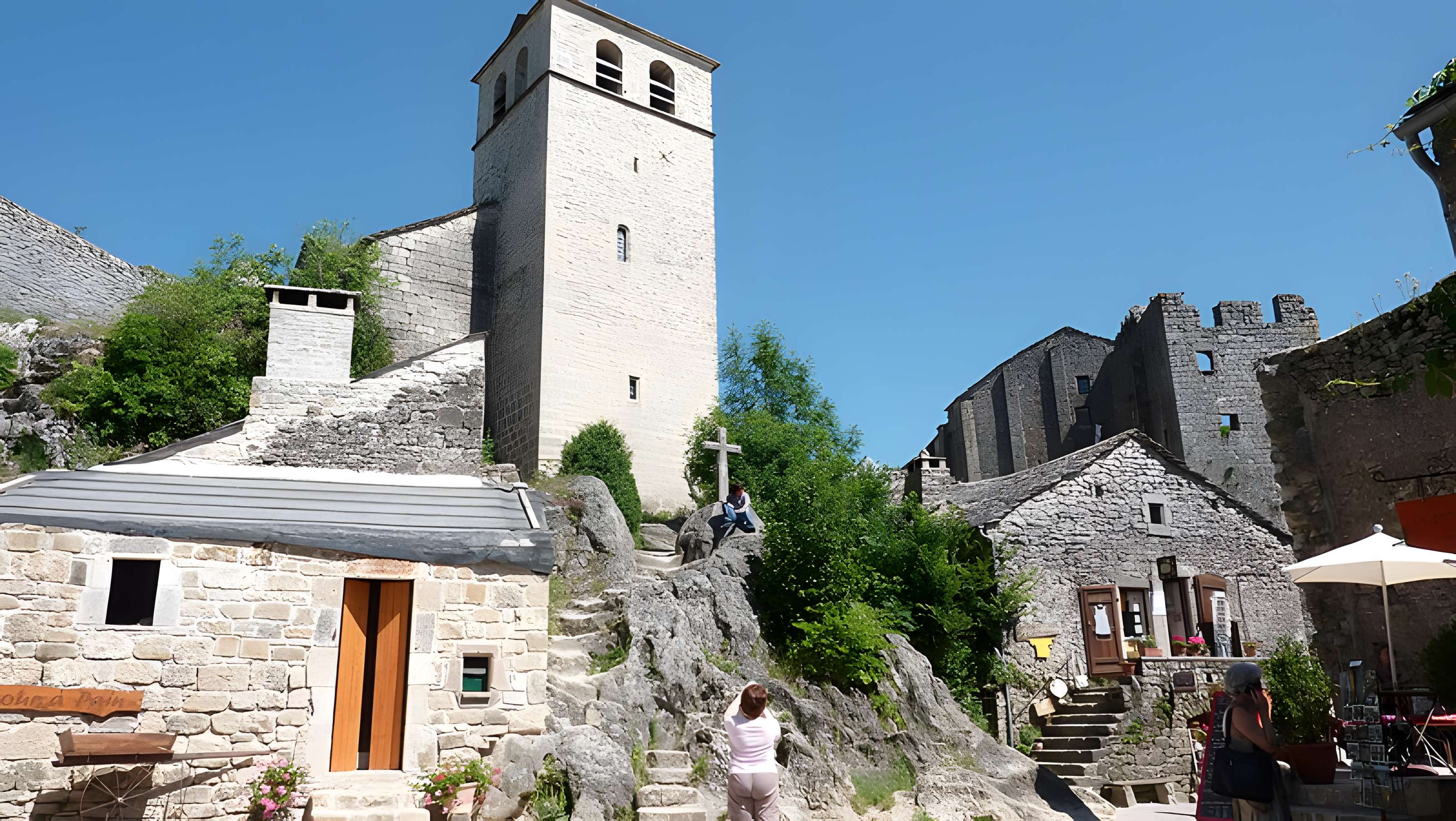 Donjon et les restes du château