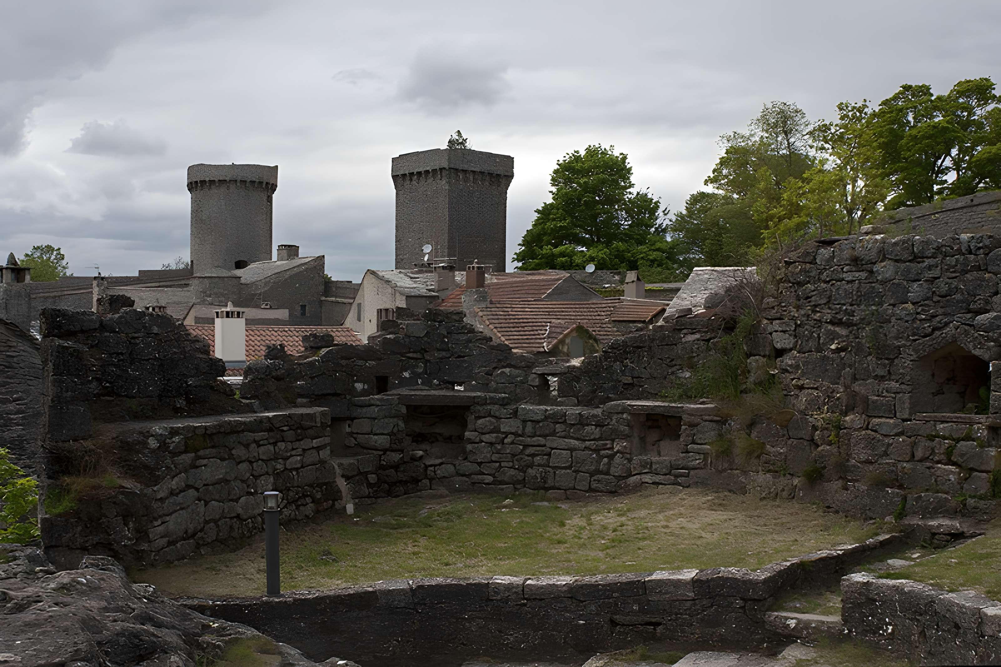 Donjon et les restes du château