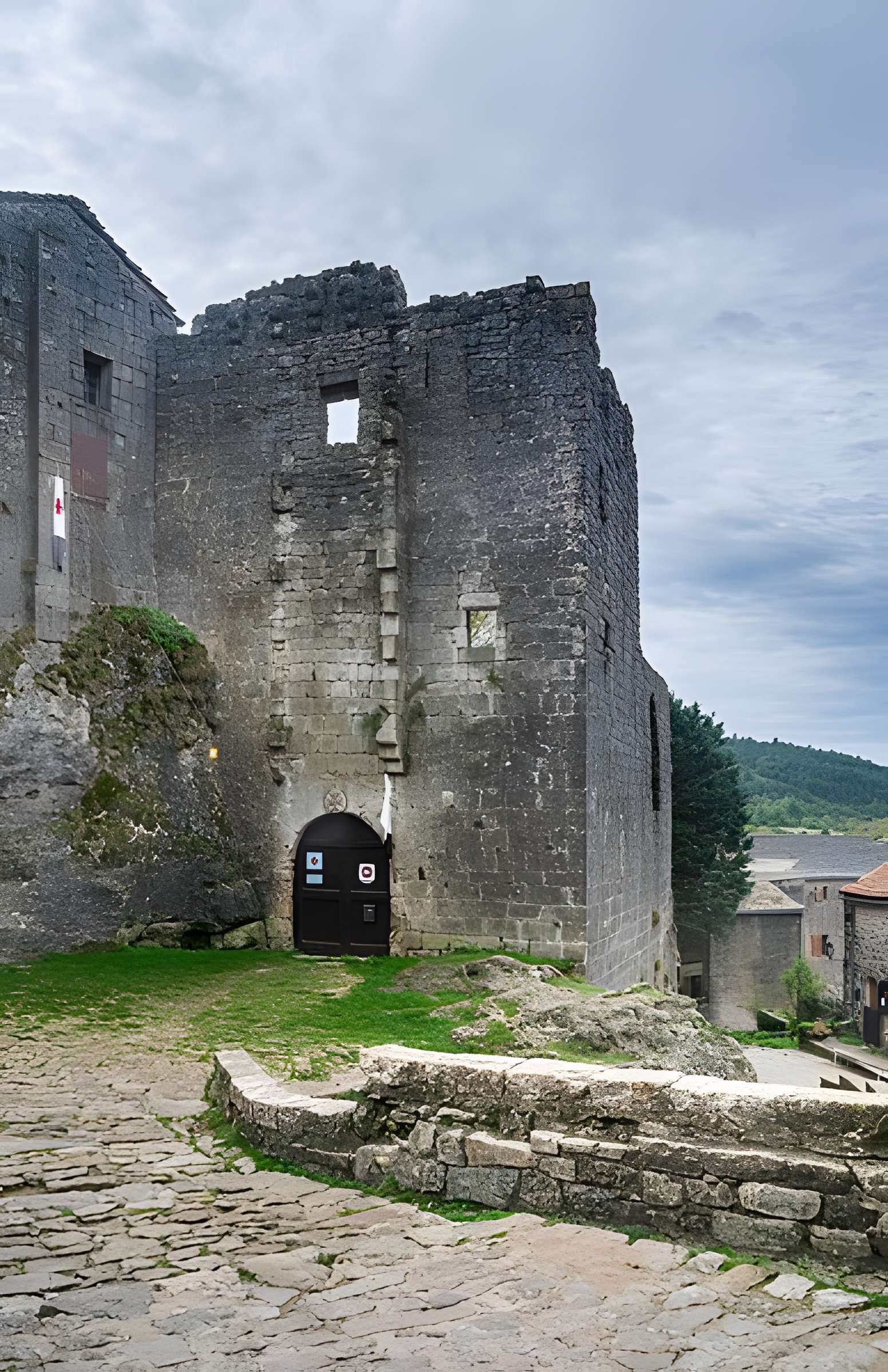 Donjon et les restes du château