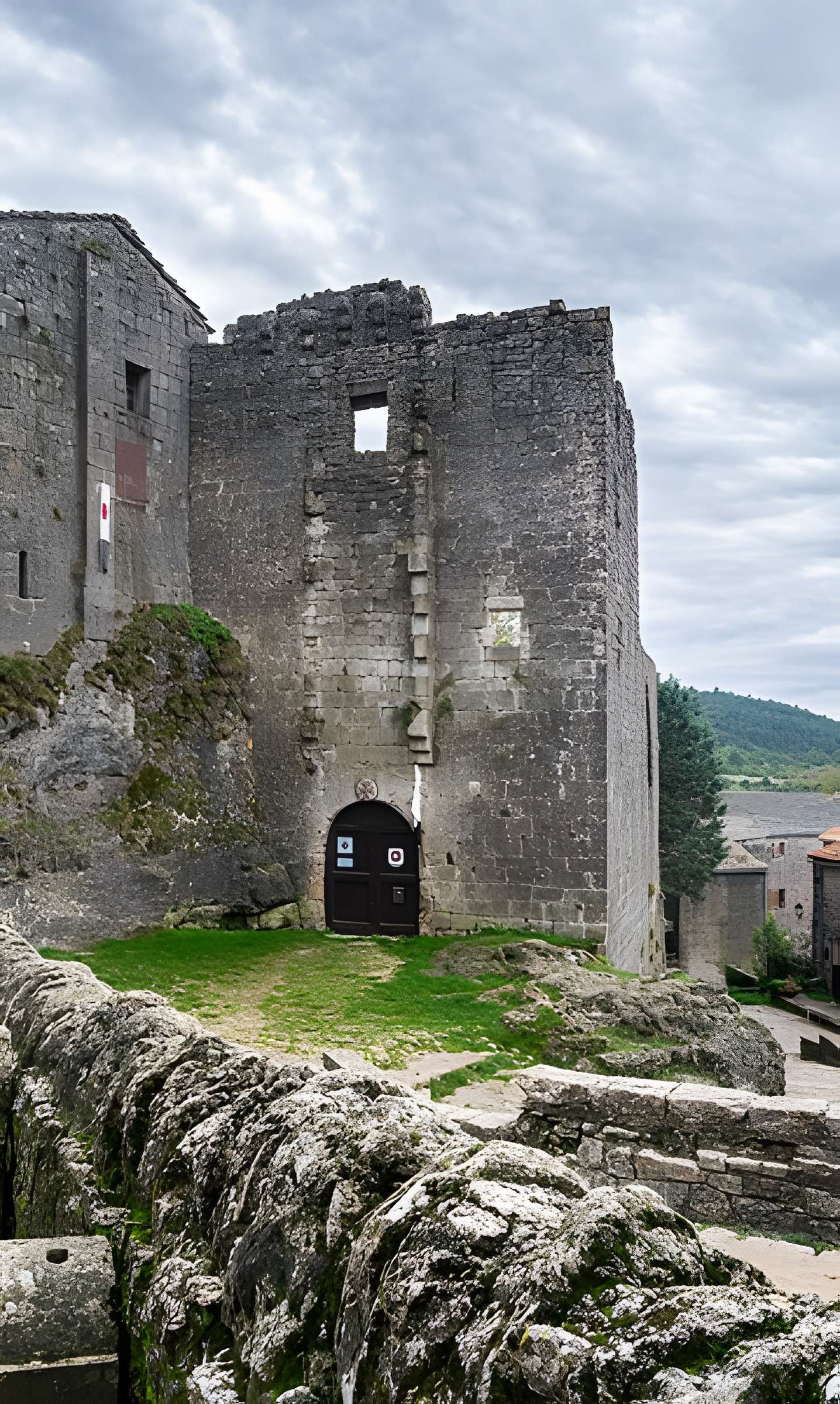 Donjon et les restes du château