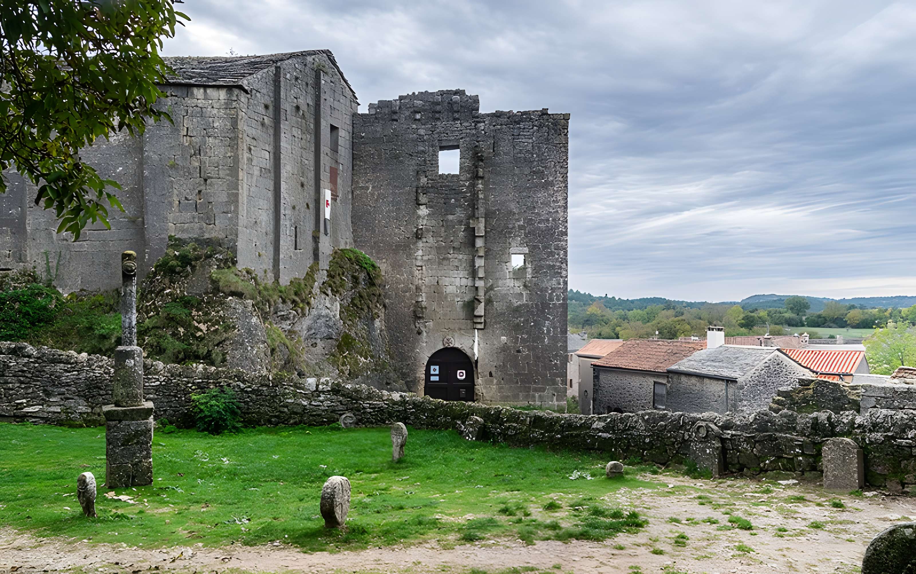 Donjon et les restes du château