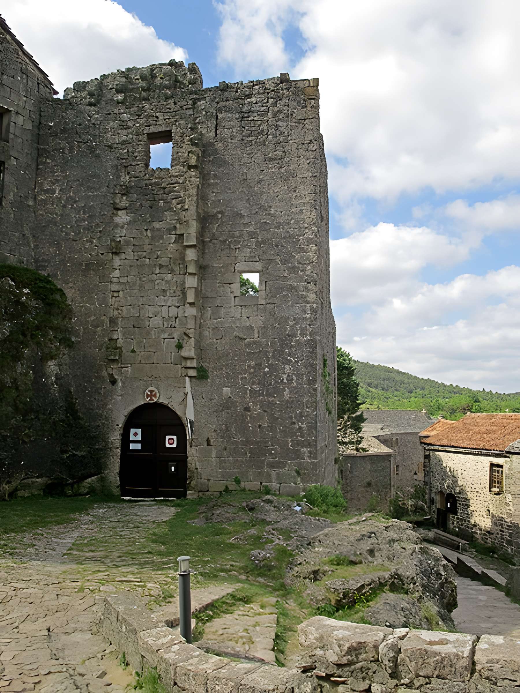 Donjon et les restes du château