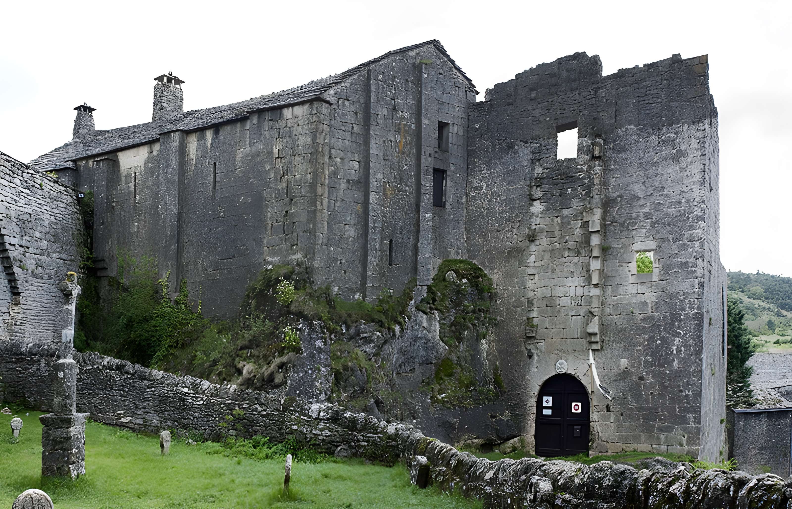 Donjon et les restes du château