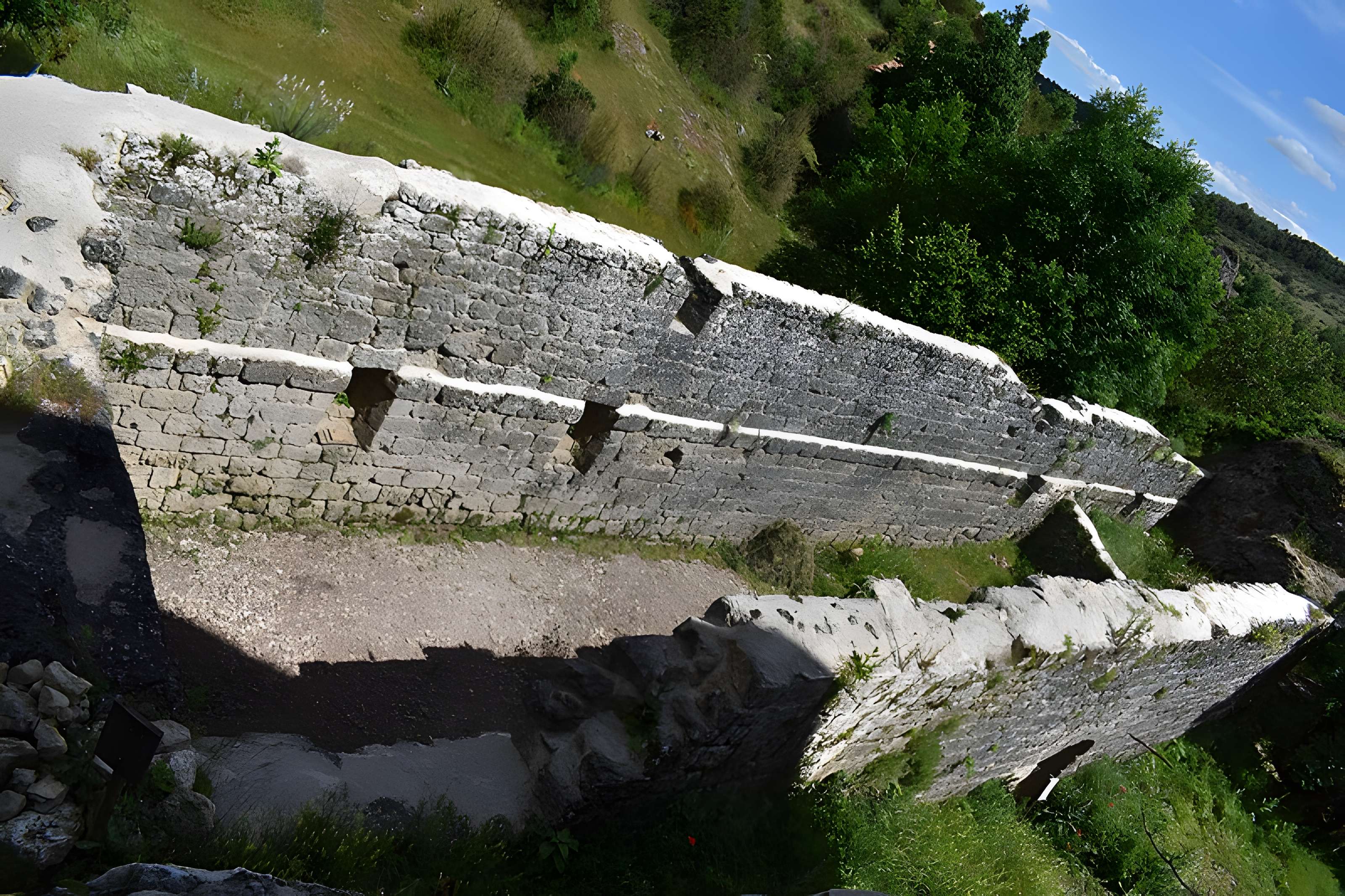 Donjon et les restes du château