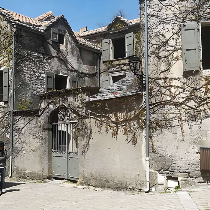 Photo de Haus unterstützt von der nördlichen Front der Rampen