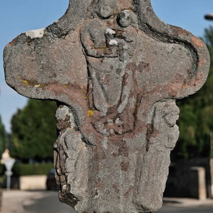 Photo de Croix de chemin en grès rose du XVe siècle