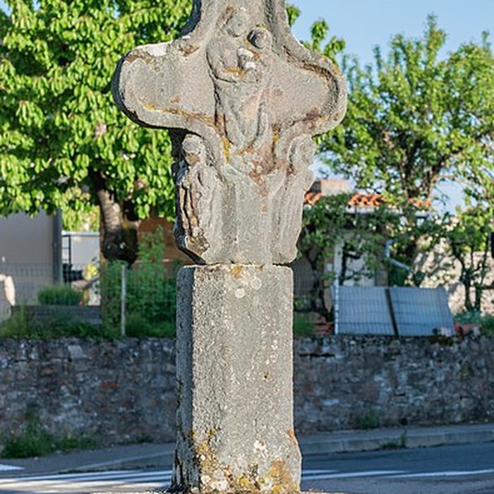 Photo de Croix de chemin en grès rose du XVe siècle
