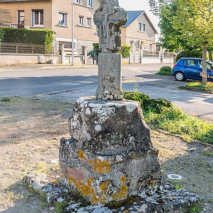 Photo de Croix de chemin en grès rose du XVe siècle