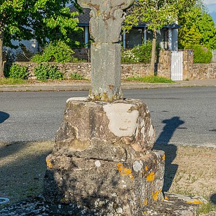 Photo de Croix de chemin en grès rose du XVe siècle