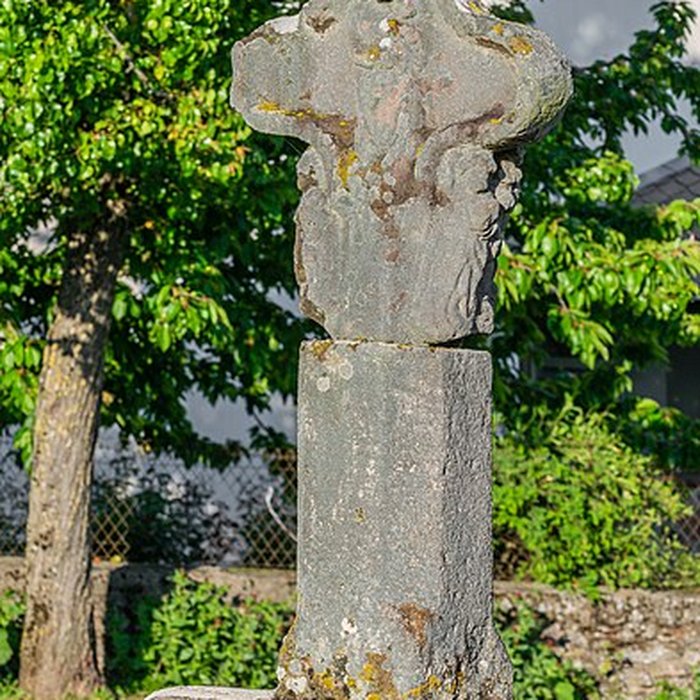 Photo de Croix de chemin en grès rose du XVe siècle