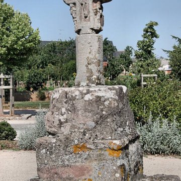 Croix de chemin en grès rose du XVe siècle