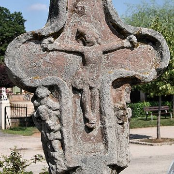 Croix de chemin en grès rose du XVe siècle