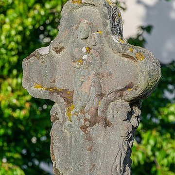 Croix de chemin en grès rose du XVe siècle
