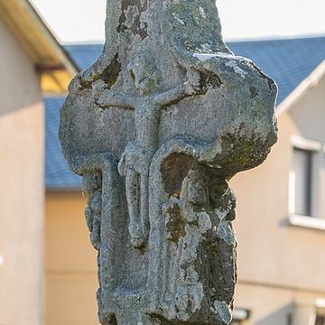 Croix de chemin en grès rose du XVe siècle