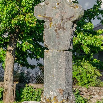 Croix de chemin en grès rose du XVe siècle
