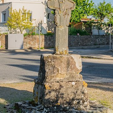 Croix de chemin en grès rose du XVe siècle