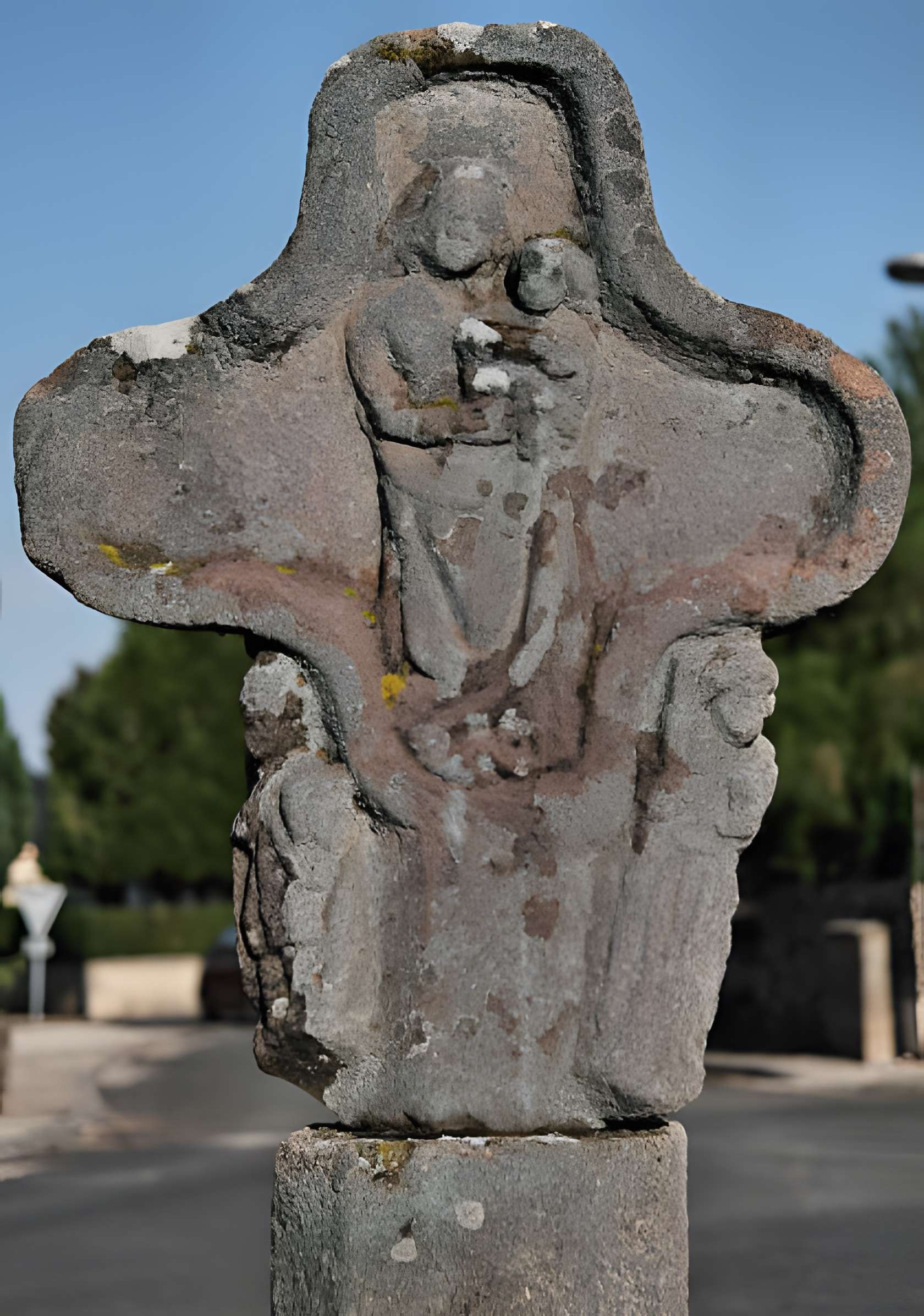 Croix de chemin en grès rose du XVe siècle