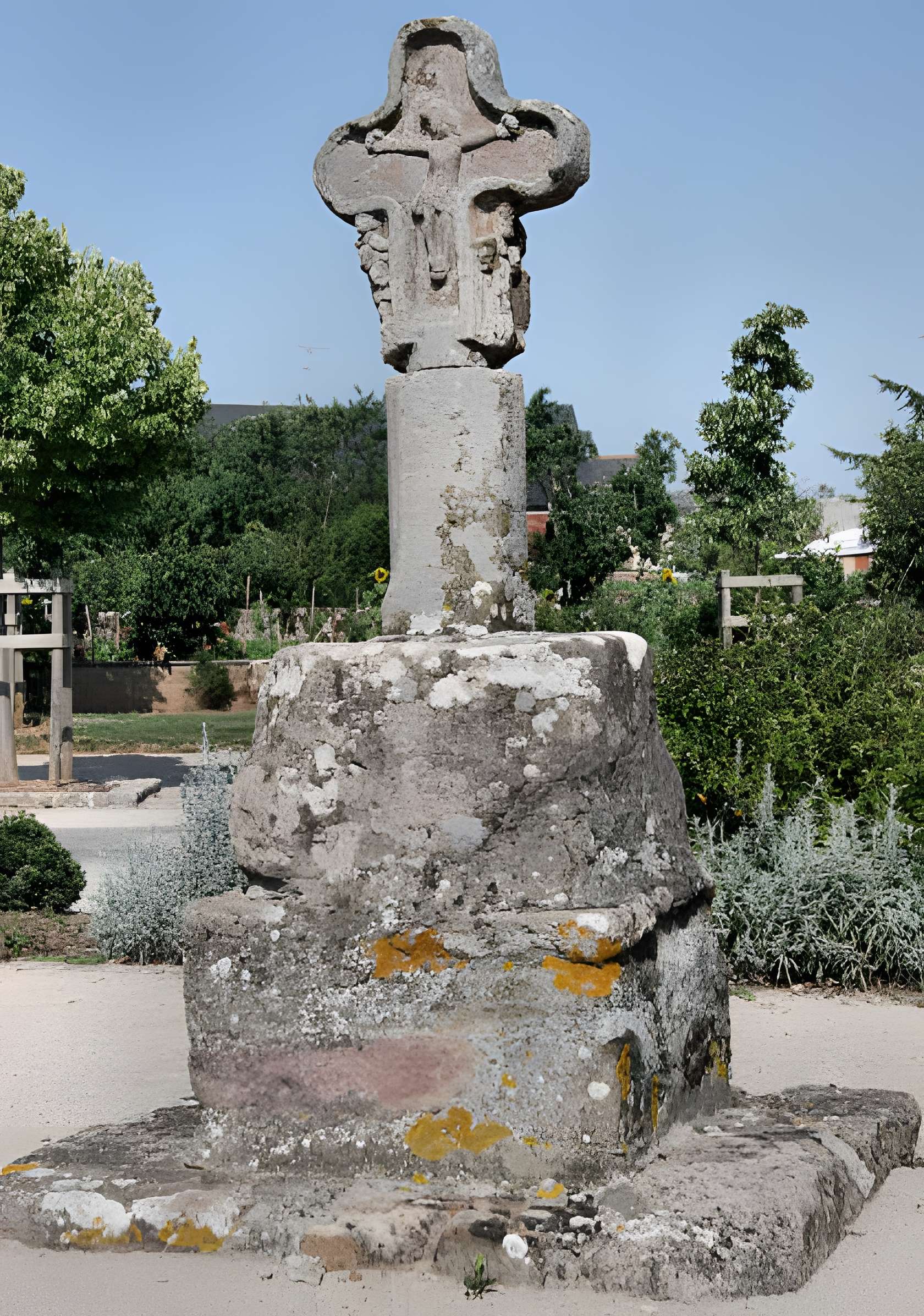 Croix de chemin en grès rose du XVe siècle
