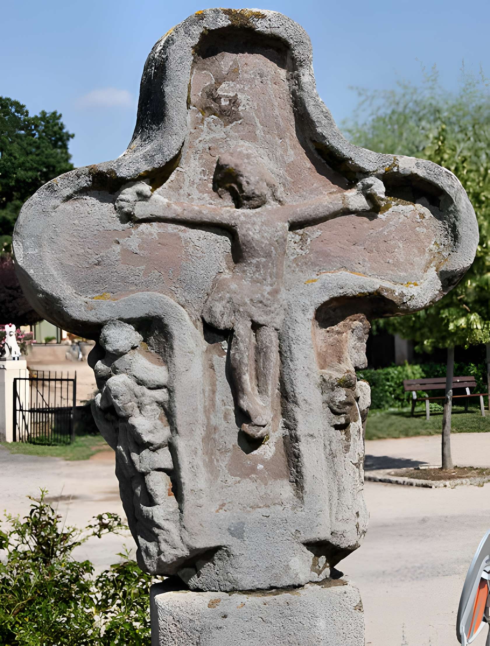 Croix de chemin en grès rose du XVe siècle