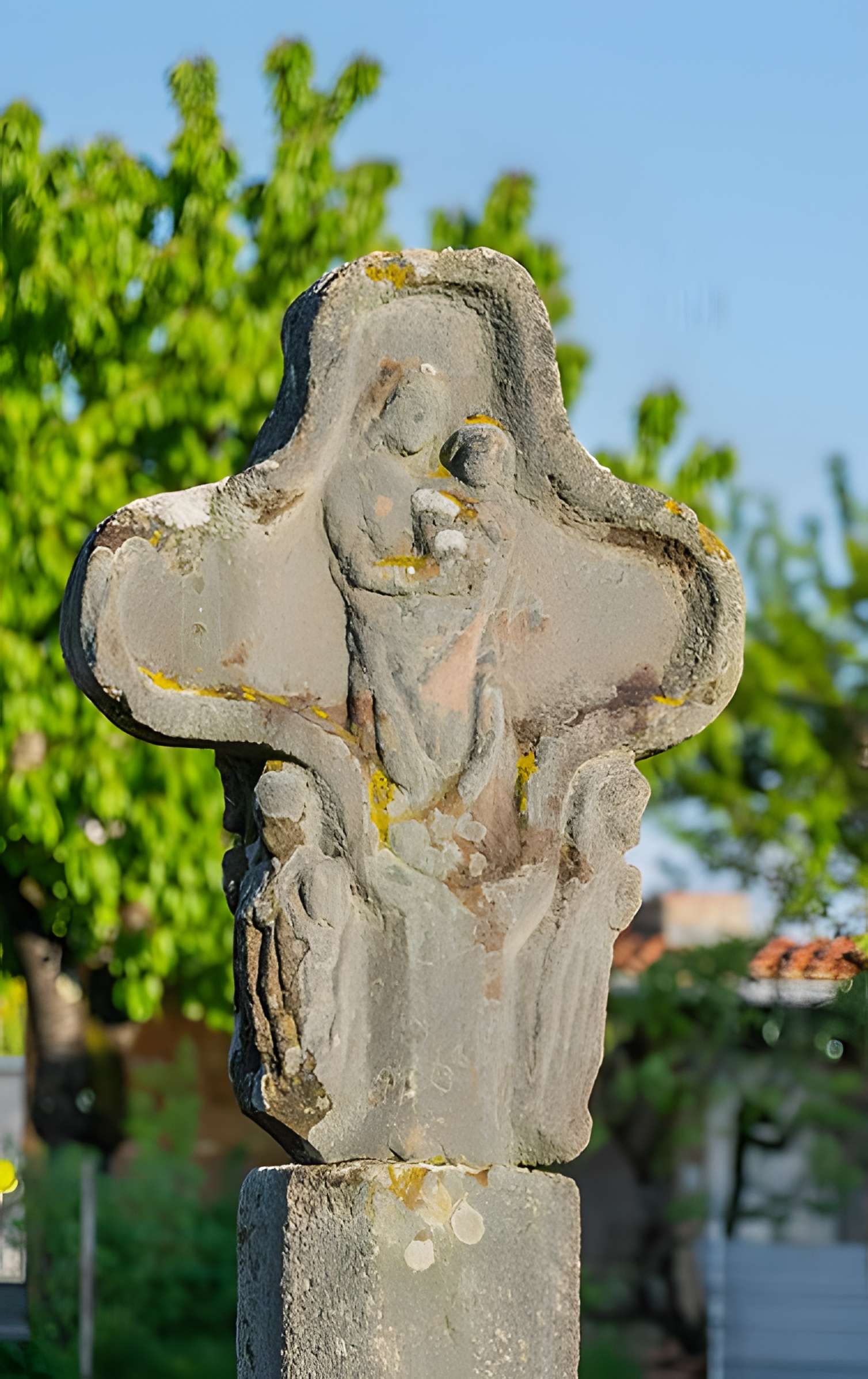 Croix de chemin en grès rose du XVe siècle
