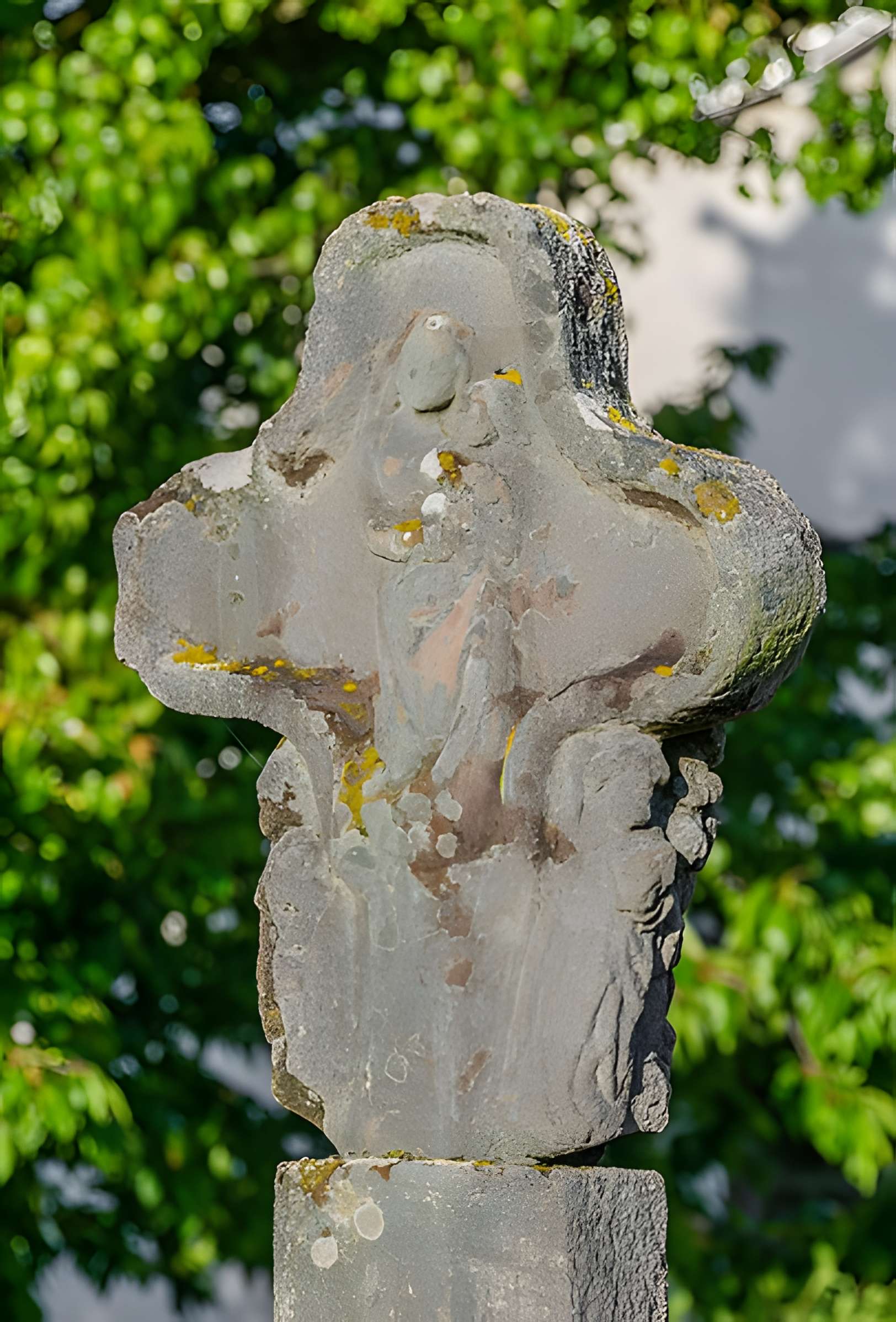 Croix de chemin en grès rose du XVe siècle