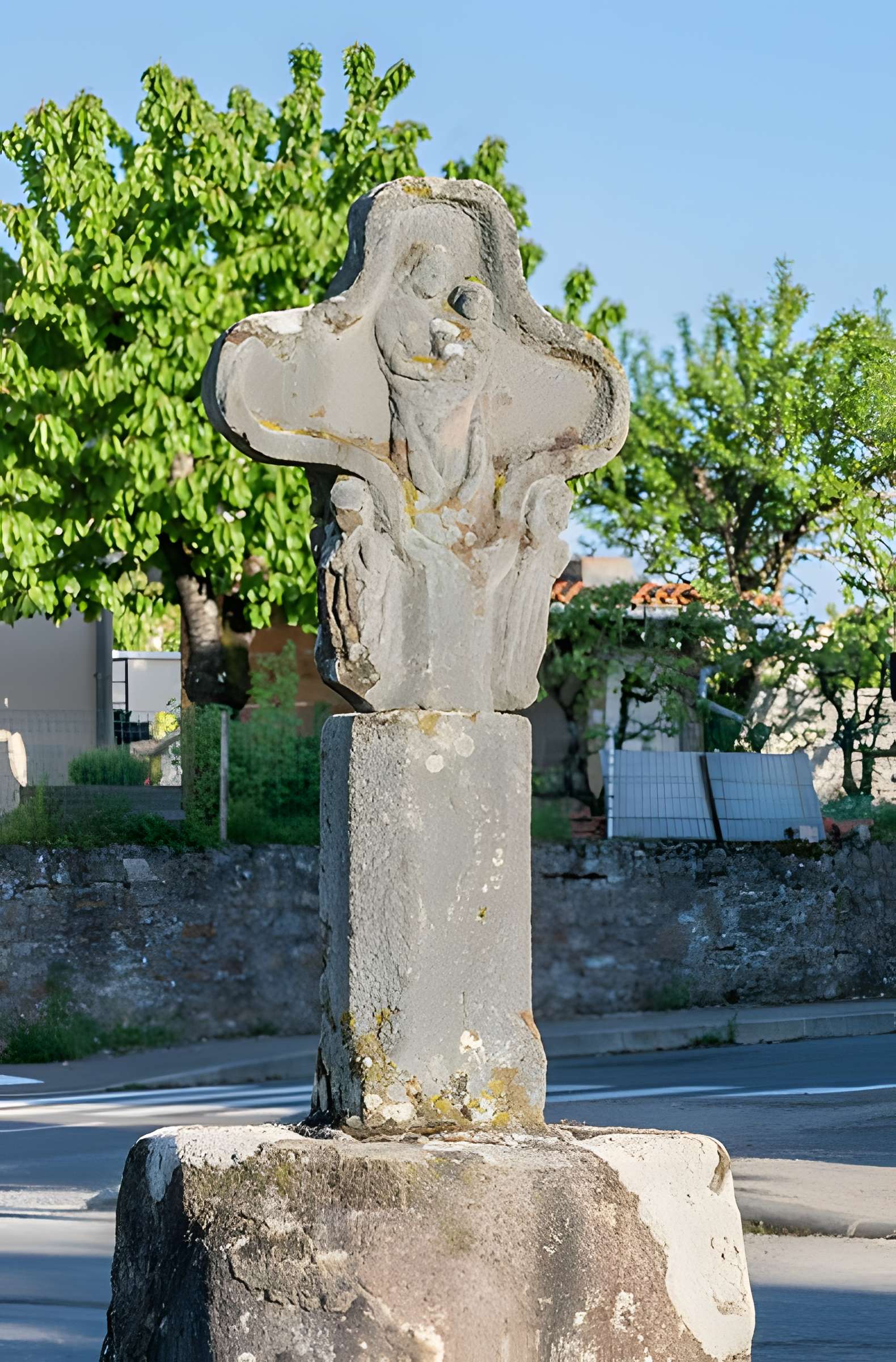 Croix de chemin en grès rose du XVe siècle