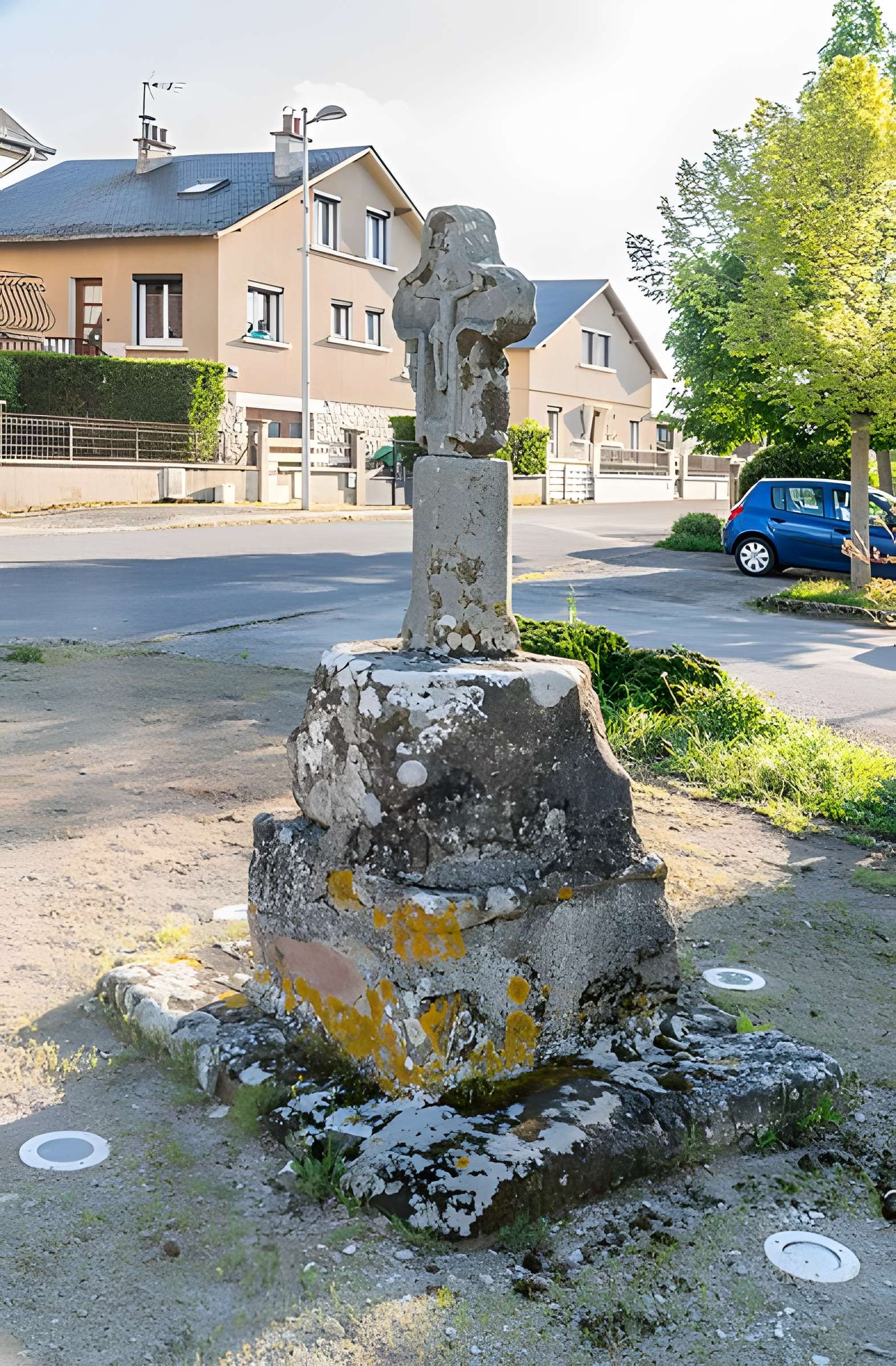 Croix de chemin en grès rose du XVe siècle