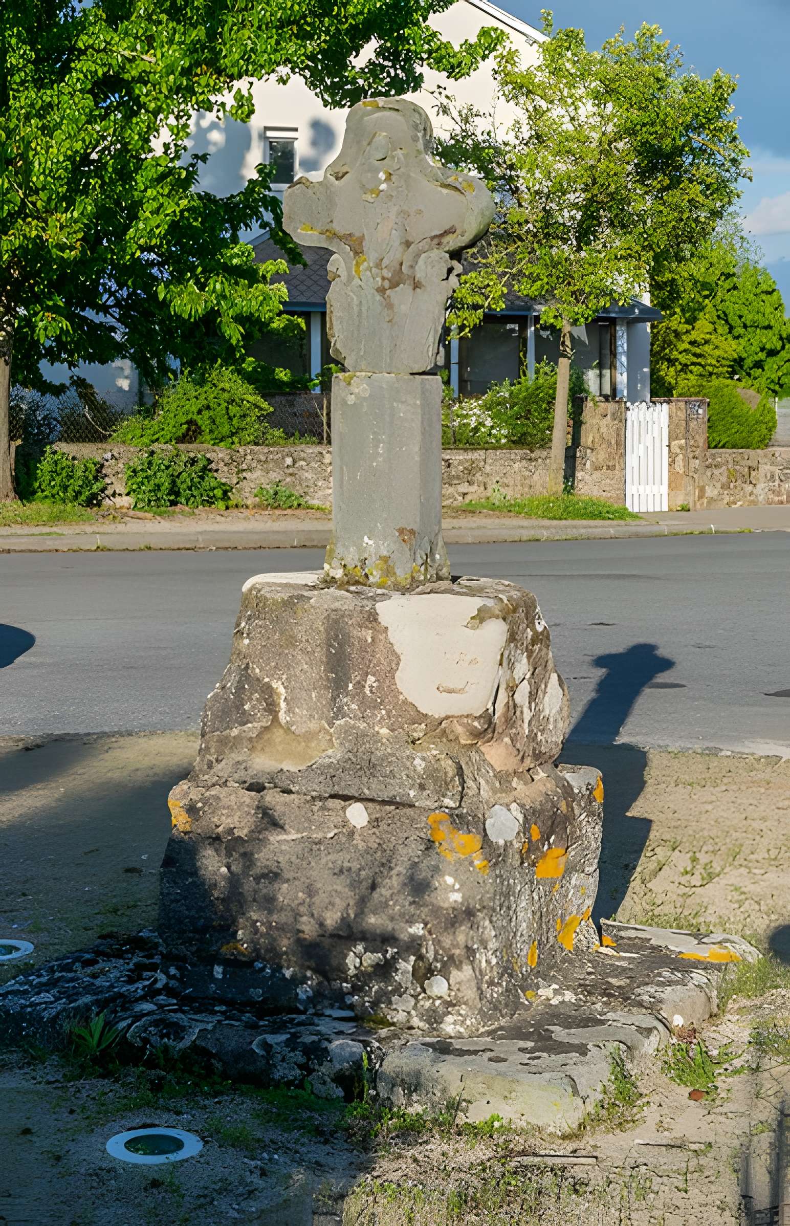 Croix de chemin en grès rose du XVe siècle