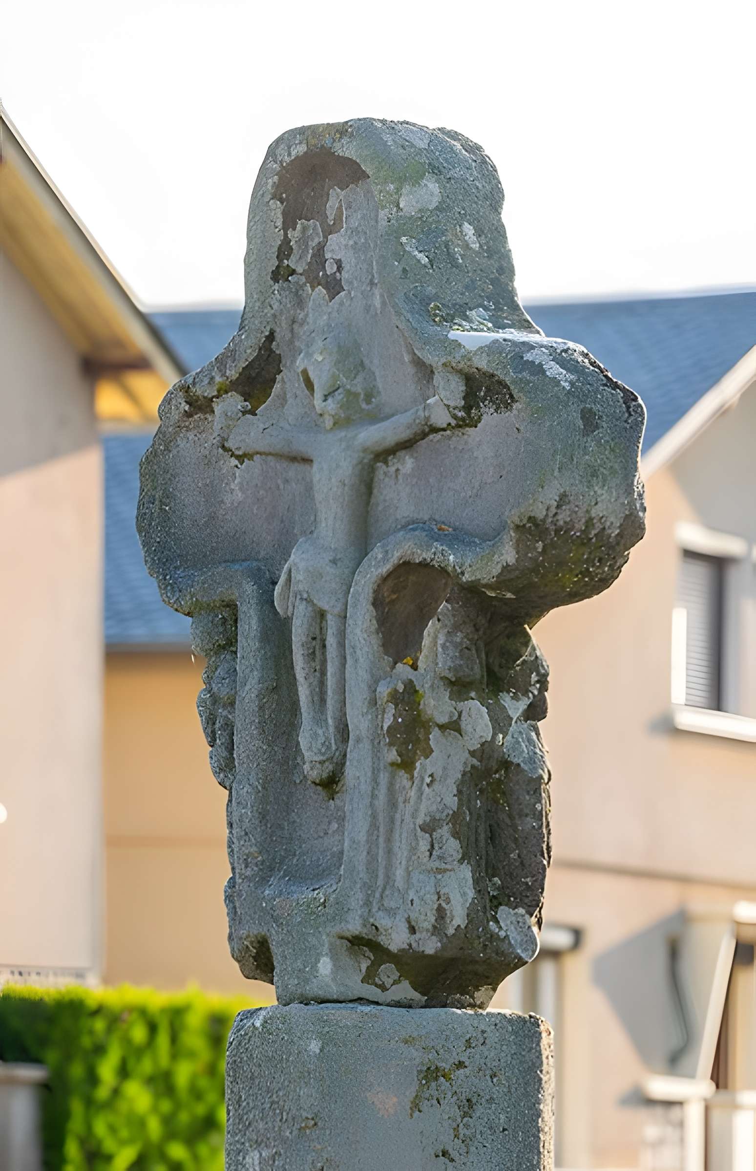 Croix de chemin en grès rose du XVe siècle