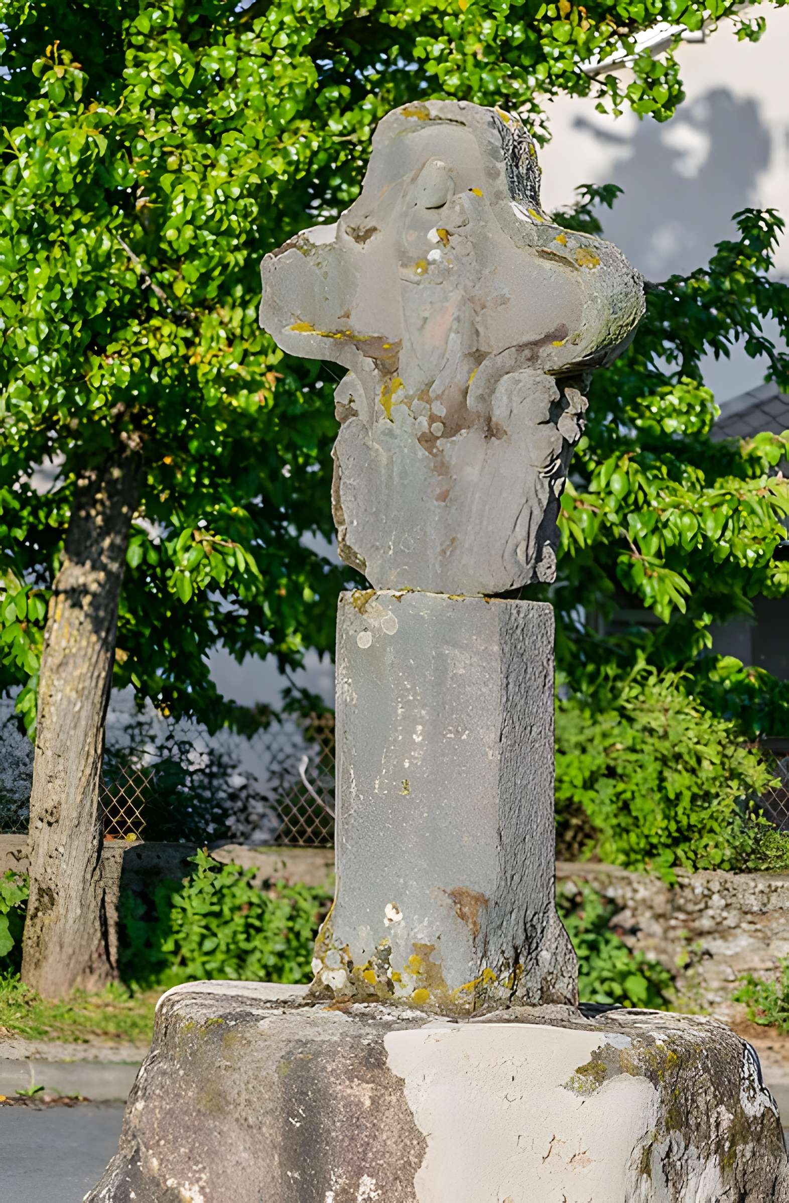 Croix de chemin en grès rose du XVe siècle