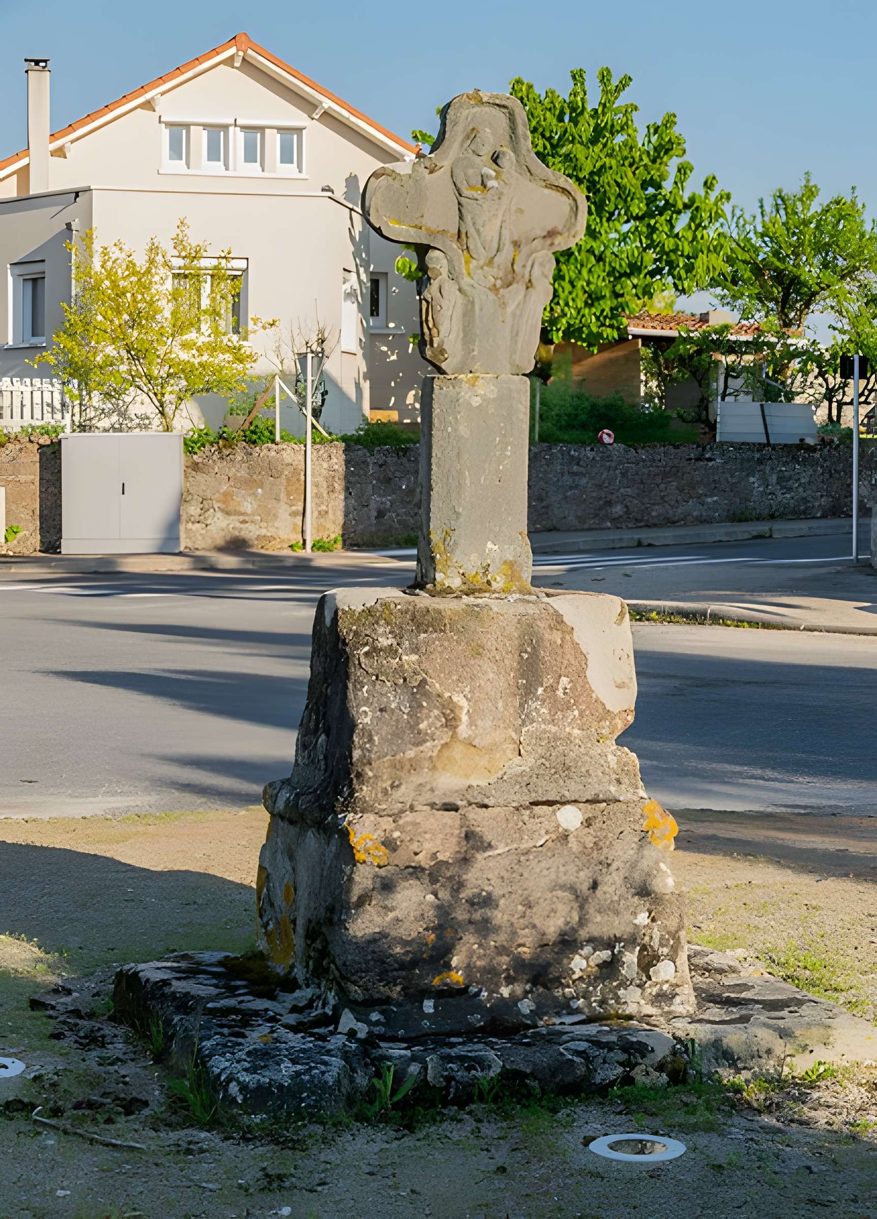 Croix de chemin en grès rose du XVe siècle