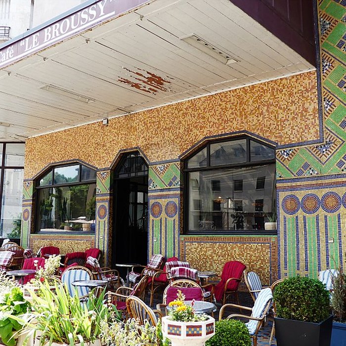Photo de Grand Hôtel Le Broussy, aujourdhui Hôtel Mercure, et Grand Café Riche, actuel café Le Broussy
