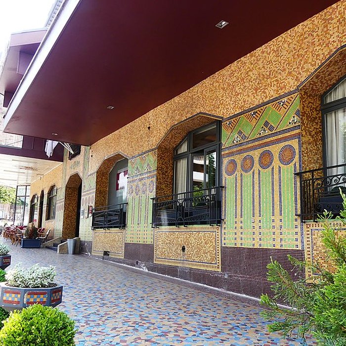 Photo de Grand Hôtel Le Broussy, aujourdhui Hôtel Mercure, et Grand Café Riche, actuel café Le Broussy