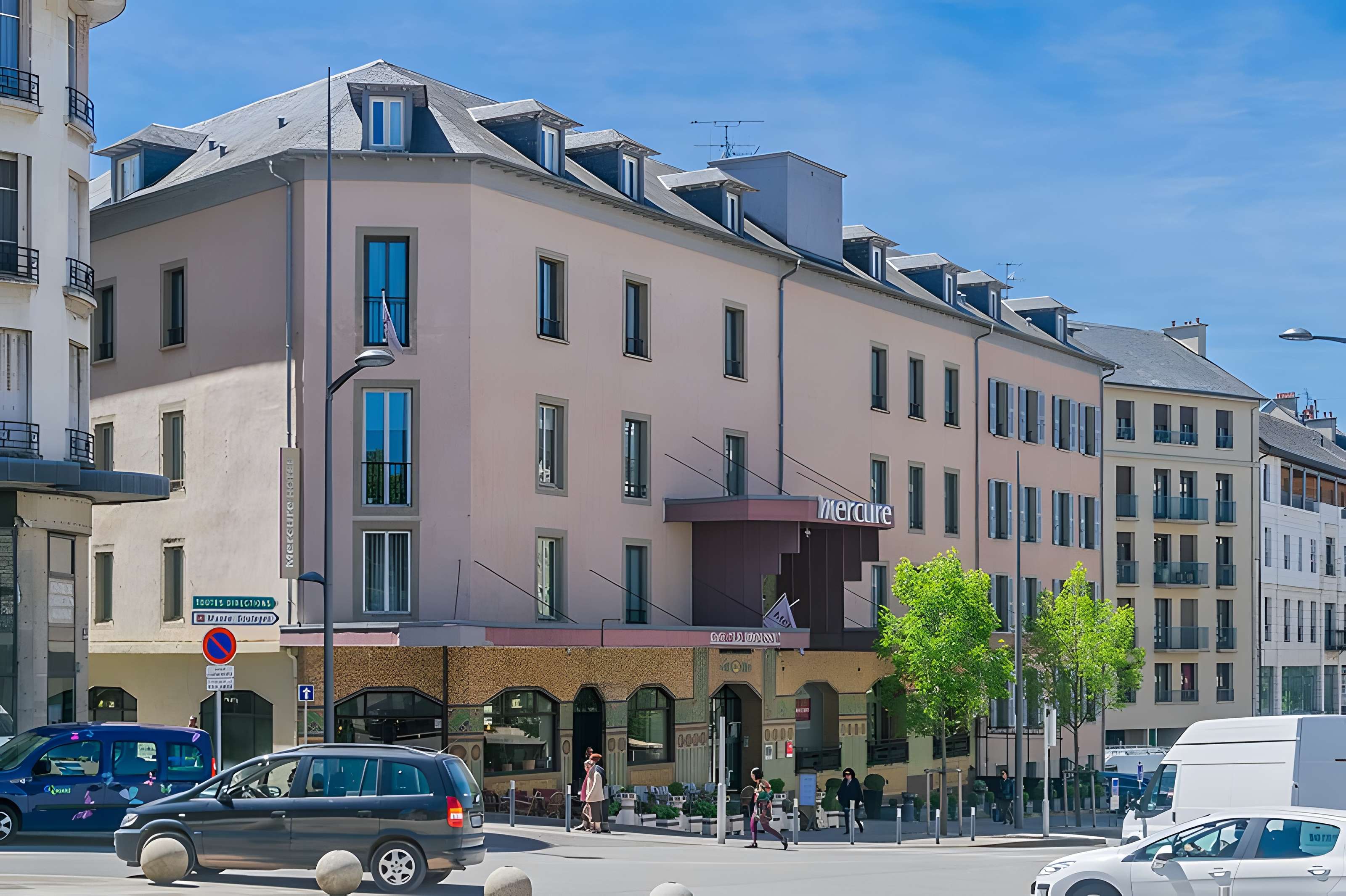 Grand Hôtel Le Broussy, aujourd'hui Hôtel Mercure, et Grand Café Riche, actuel café Le Broussy