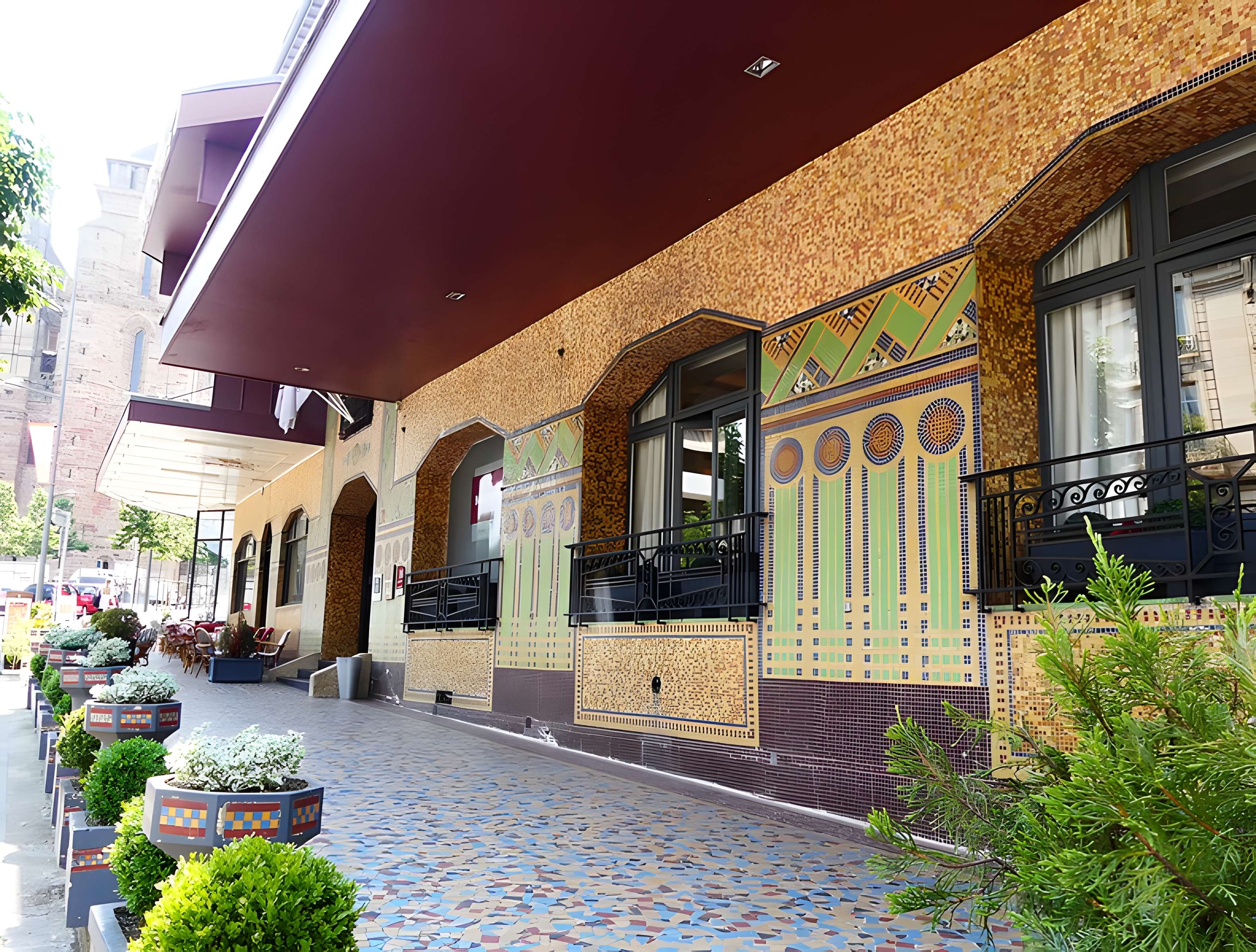 Grand Hôtel Le Broussy, aujourd'hui Hôtel Mercure, et Grand Café Riche, actuel café Le Broussy