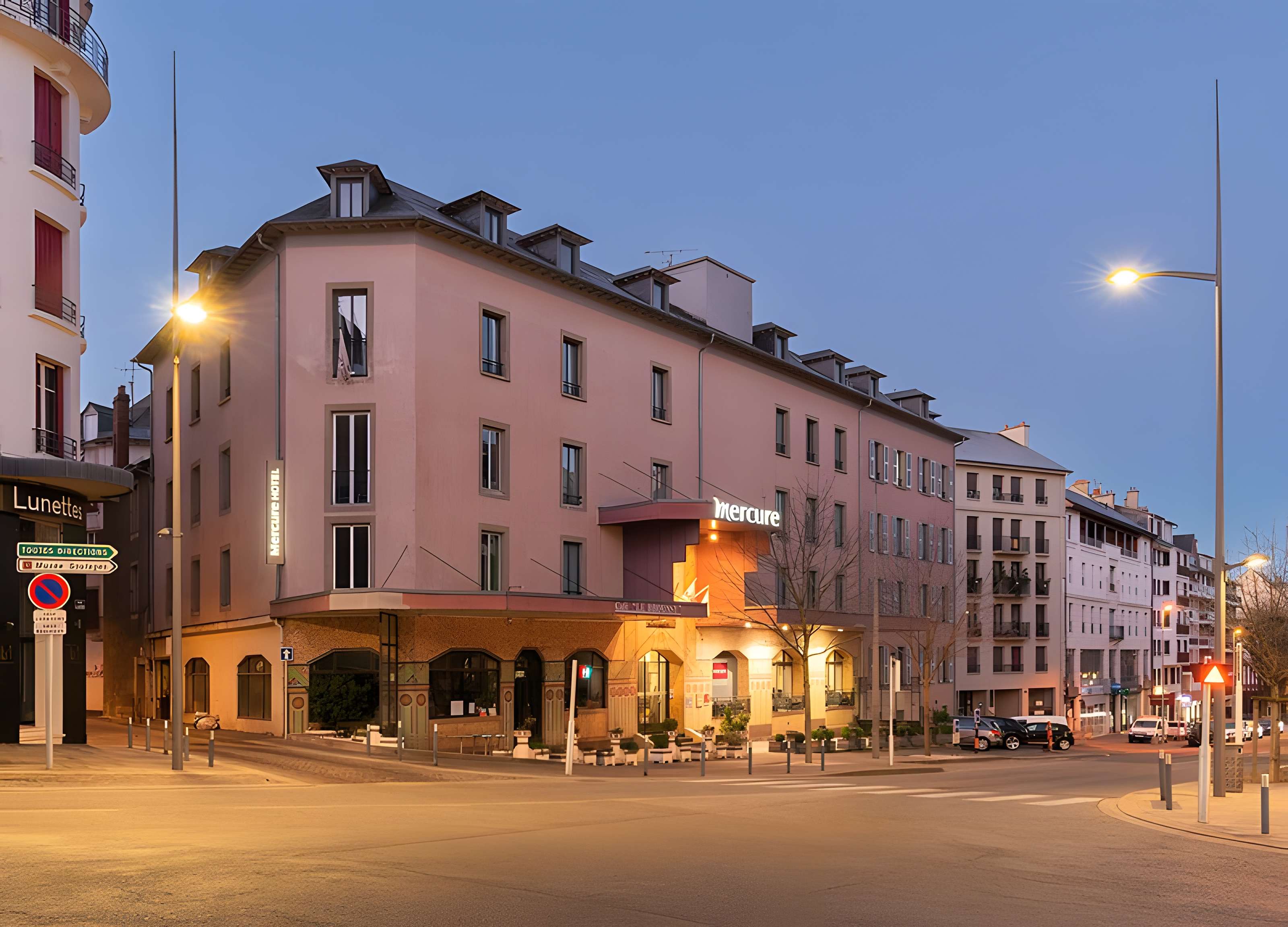 Grand Hôtel Le Broussy, aujourd'hui Hôtel Mercure, et Grand Café Riche, actuel café Le Broussy