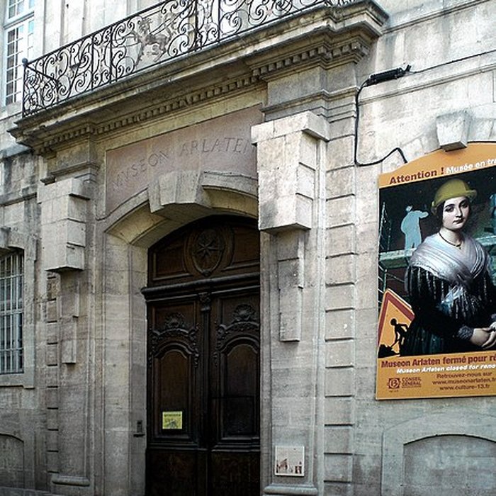 Photo de Ancien collège des Jésuites et ancien hôtel de Laval-Castellane, actuellement musée dart chrétien et Museon Arlaten