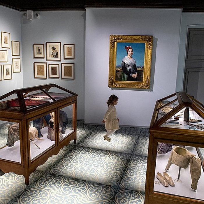 Photo de Ancien collège des Jésuites et ancien hôtel de Laval-Castellane, actuellement musée dart chrétien et Museon Arlaten