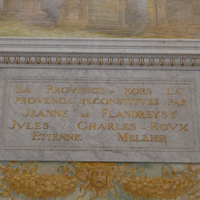 Photo de Ancien collège des Jésuites et ancien hôtel de Laval-Castellane, actuellement musée dart chrétien et Museon Arlaten