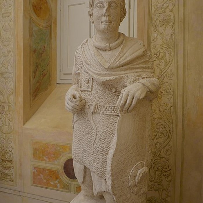 Photo de Ancien collège des Jésuites et ancien hôtel de Laval-Castellane, actuellement musée dart chrétien et Museon Arlaten